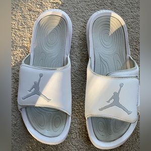 Air Jorden white slippers.